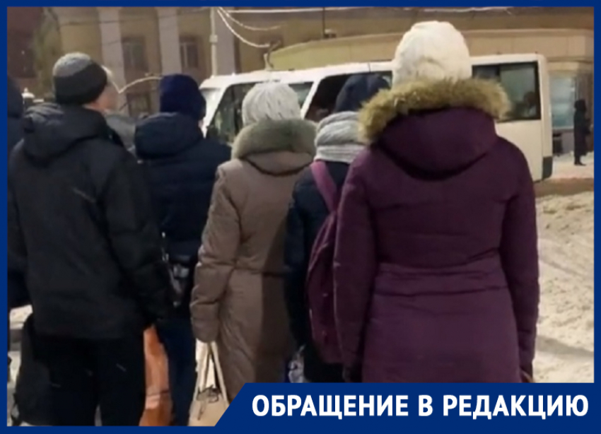Огромную очередь на маршрутку спровоцировала непогода в Воронеже