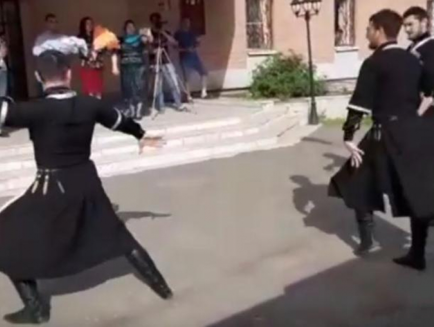 Зажигательные танцы устроили кавказцы у роддома в Воронеже
