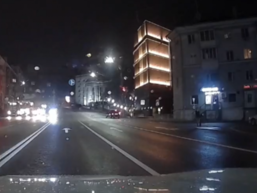 Курьер впечатался в авто на воронежском перекрестке 