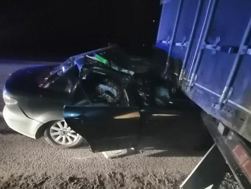 20-летний москвич на «Мазде» врезался в грузовик на воронежской трассе