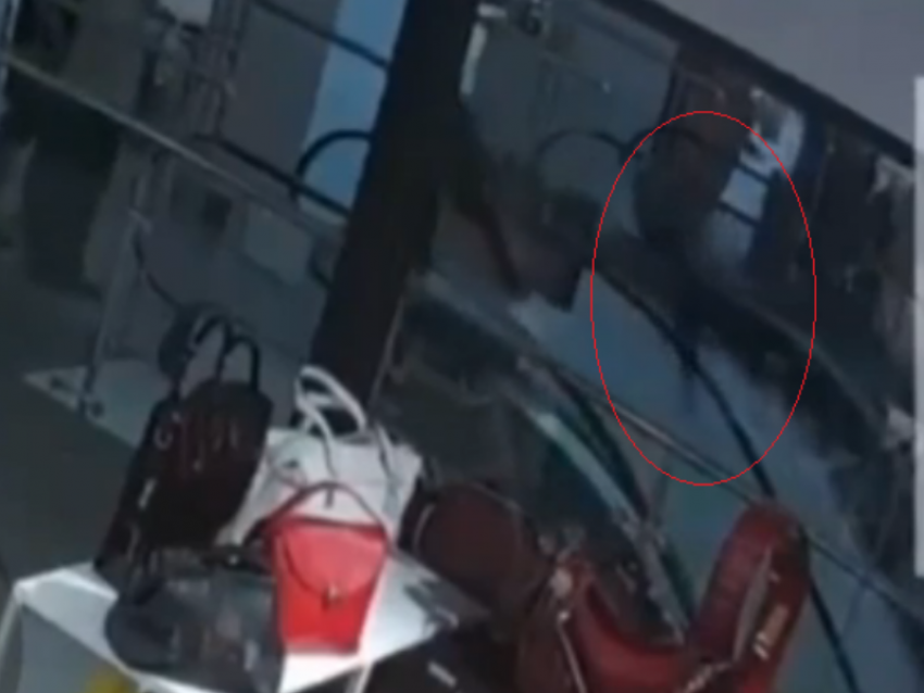 В воронежском ТЦ ребенка спасли от падения с эскалатора 
