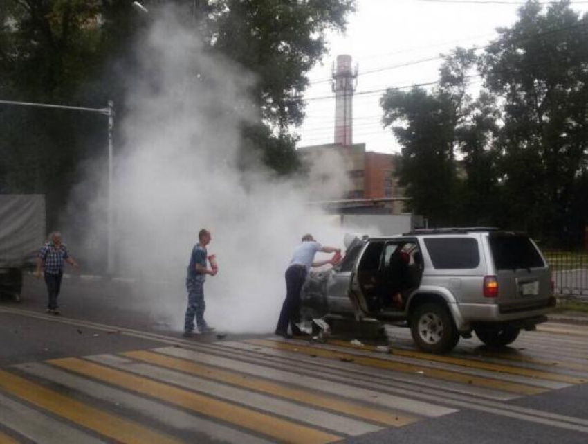 Чудовищное возгорание Toyota произошло в Воронеже после ДТП 