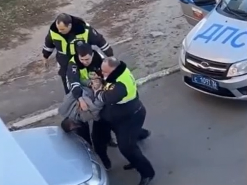 Задержание воронежца, врезавшегося в иномарку с ребенком во время ухода от погони, сняли на видео 