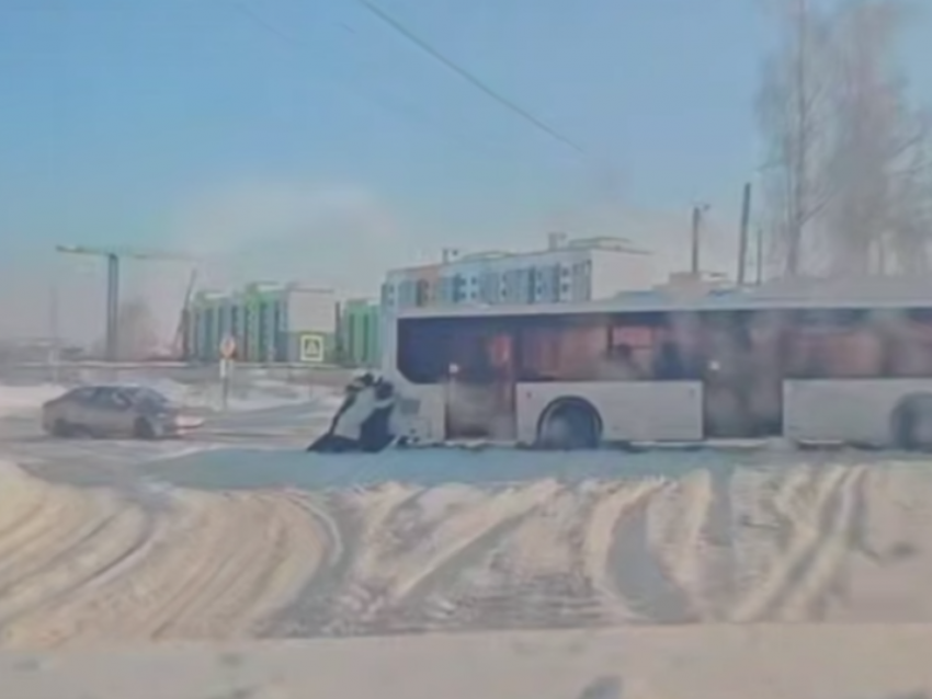 Местные жители вытолкнули автобус из сугроба в Воронеже