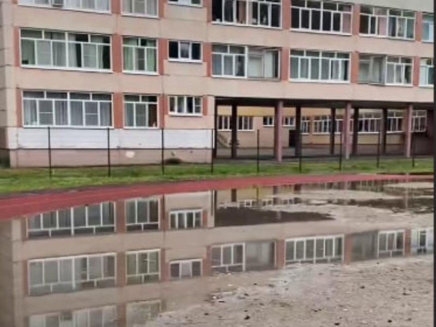 "Такой треш": потоп возле лицея засняли на видео воронежцы