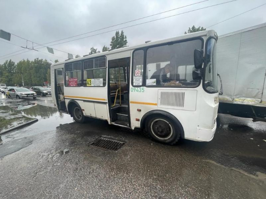 Девятилетняя девочка попала в больницу после ДТП с маршруткой и грузовиком в Воронеже 