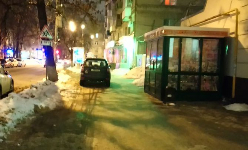 Воронежец возмутился автохамом, который бросил машину на середине тротуара
