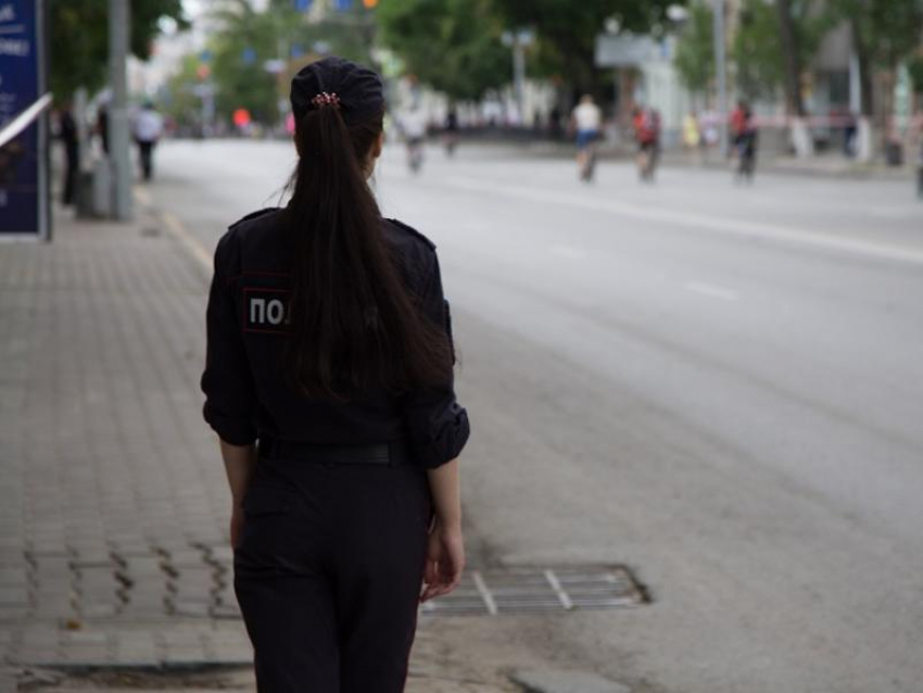 Женщина покусала за грудь полицейскую на допросе в Воронеже