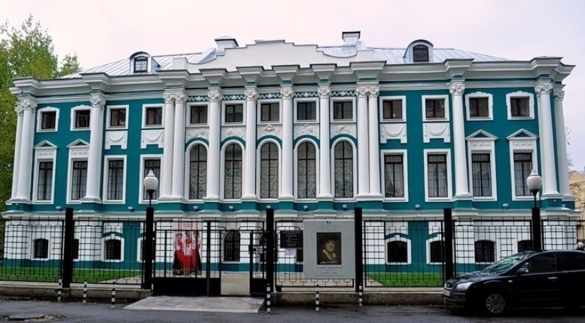 Алексей Гордеев с женой посетил в Воронеже музей, где рассказывается о Революции 1917 года