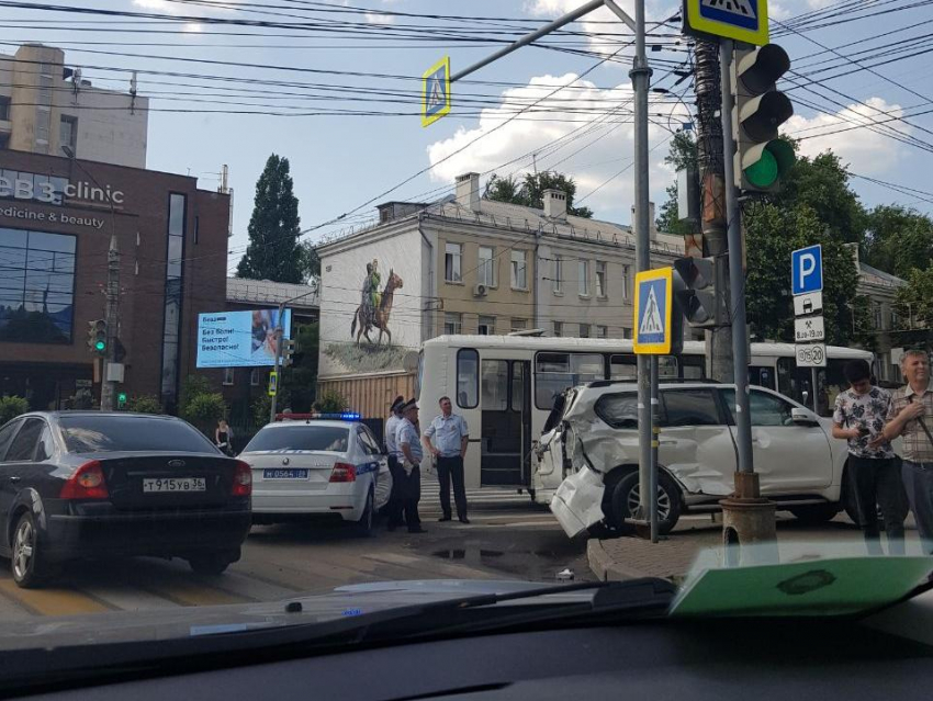 Жесткое ДТП с участием автобуса и легковушки случилось в центре Воронежа