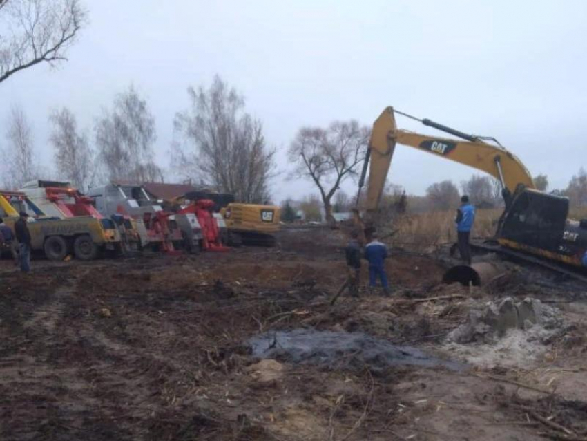  Утонувший в грязи экскаватор достали три тягача под Воронежем 