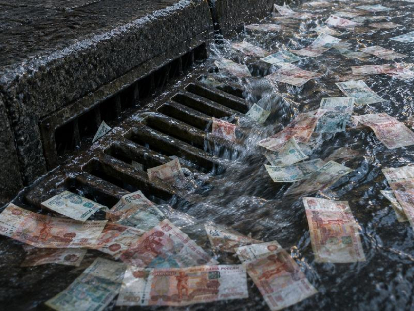 Смытые в ливневку 270 млн рублей привели к уголовному делу в Воронеже