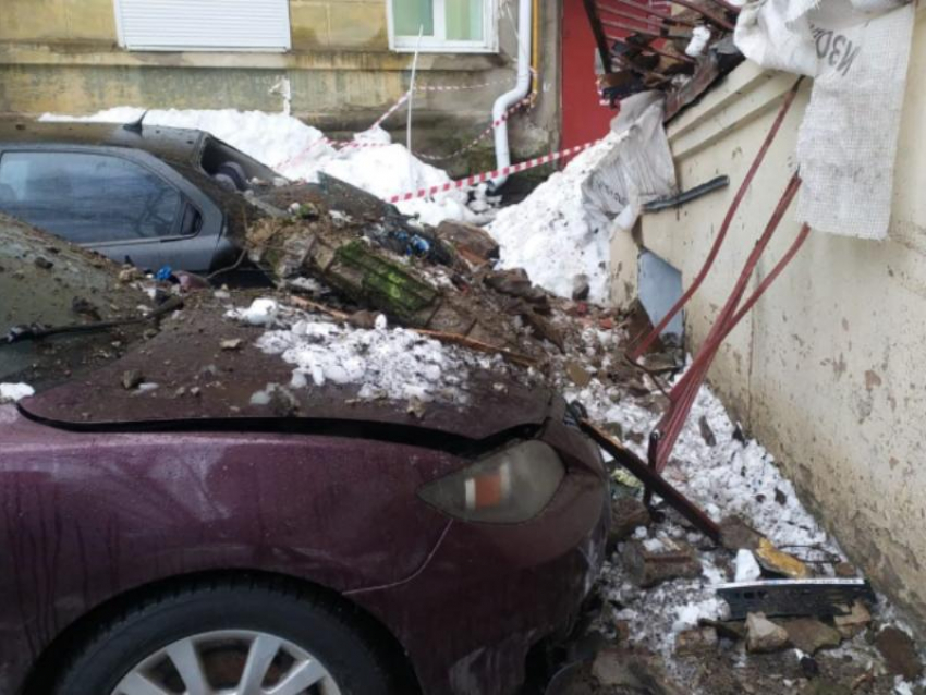 Фото с места падения двух балконов на машины опубликованы в Воронеже 
