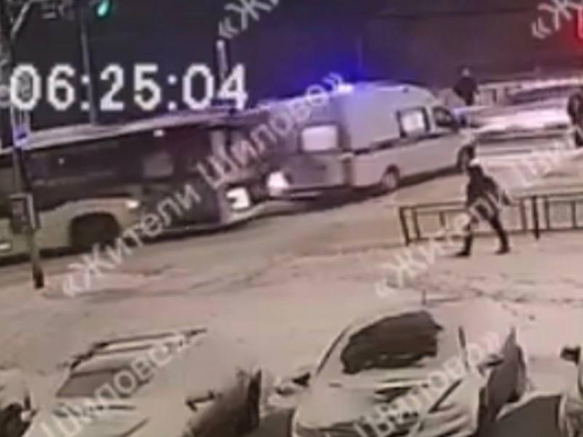 Автобус протаранил скорую на пешеходном переходе в Воронеже