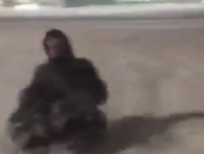 Экстремальное катание на тюбинге по парковке сняли на видео в Воронеже