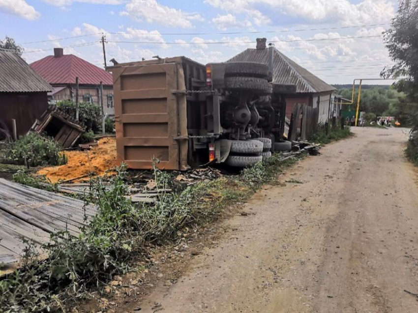 Самосвал разрушил чужой забор при отъезде от воронежского храма