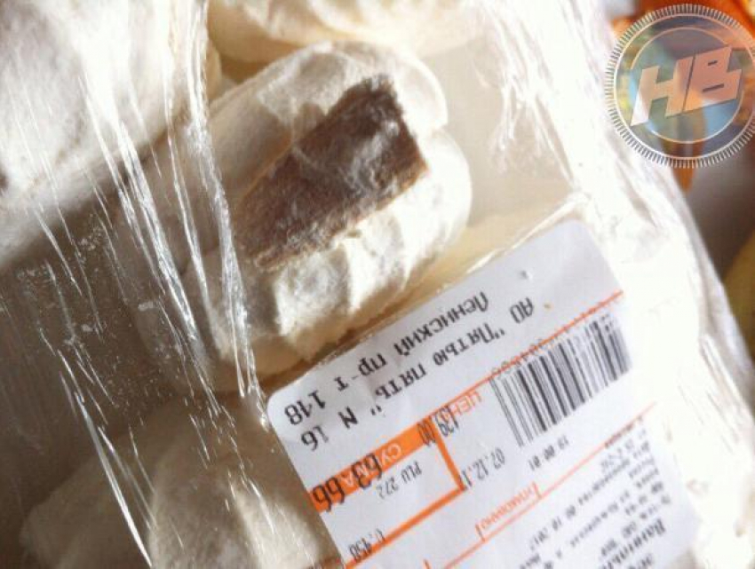 Жительница Воронежа купила в «Пятью пять» зефир с куском дерева внутри