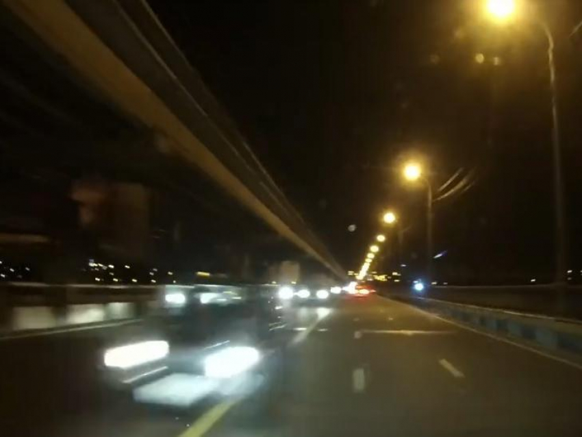 Побег с места ДТП на перекрытом мосту попал на видео в Воронеже