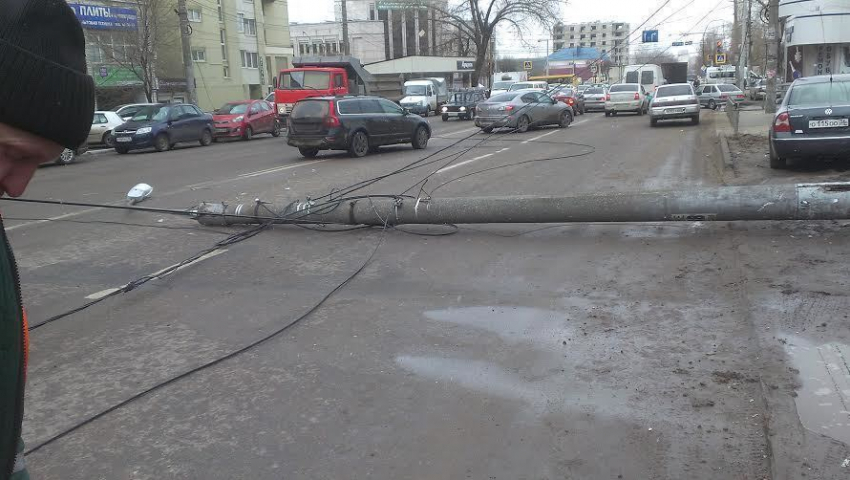 В Воронеже упавший электрический столб перекрыл движение по Московскому проспекту