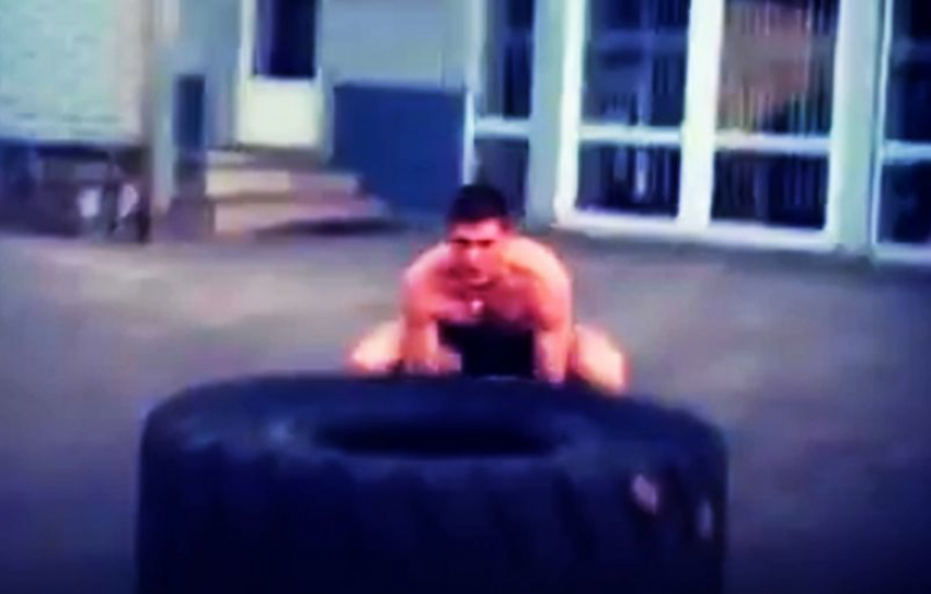 Воронежский качок, тренирующийся с огромной покрышкой, попал на видео