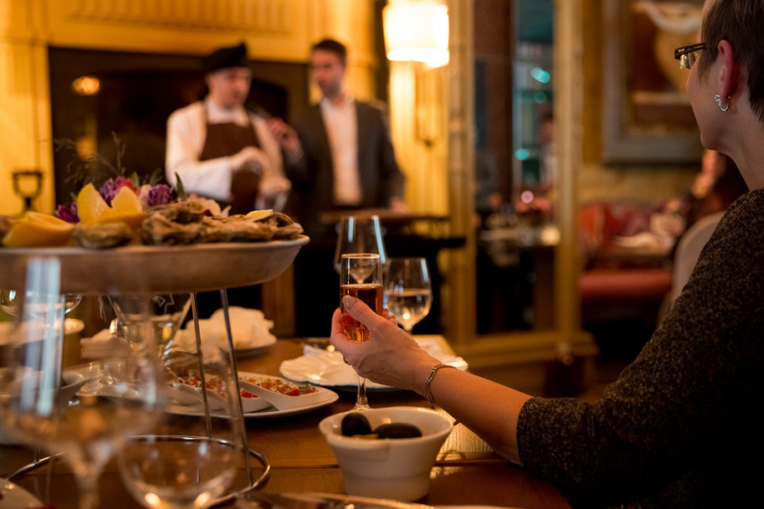 Чего хочет настоящая женщина 8 Марта? Конечно, устриц и шампанского!