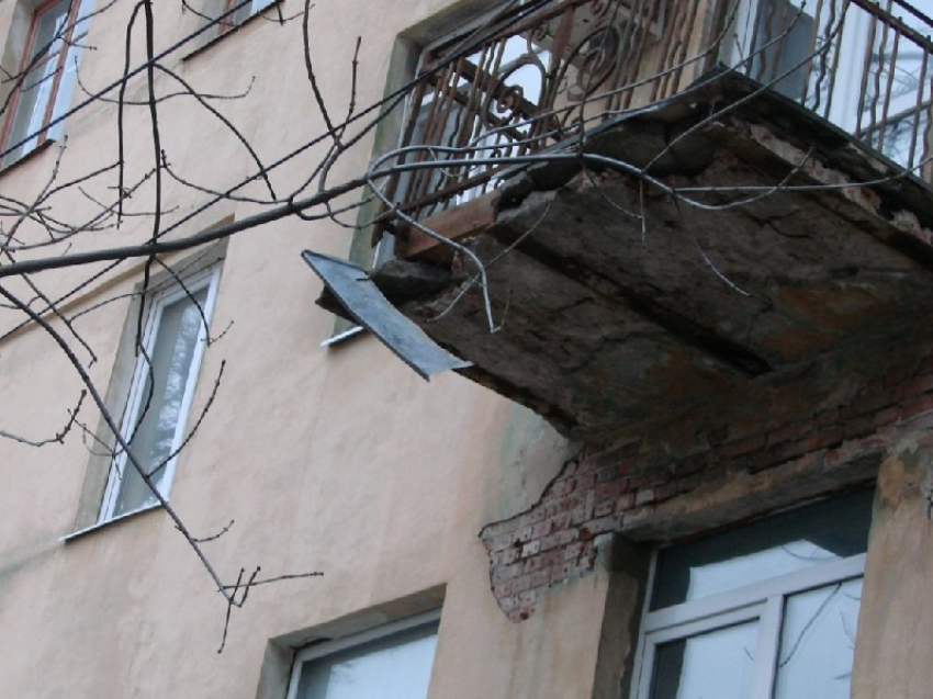Острый кусок жести угрожающе свисает с балкона в Воронеже