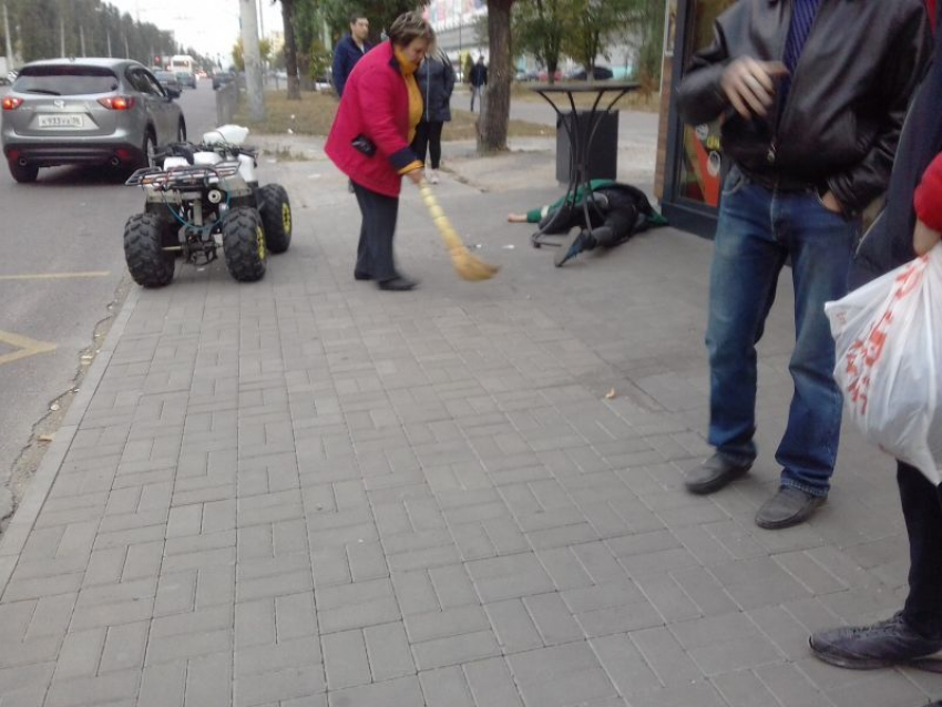 На левом берегу Воронежа квадроцикл жестко влетел в киоск с фаст-фудом