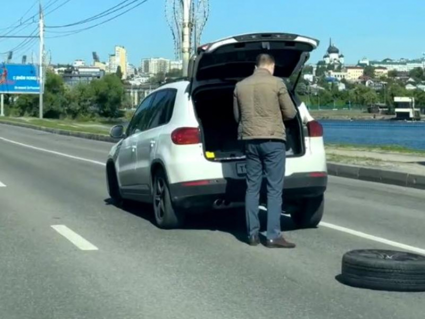 Причины беспроглядной пробки на Чернавском мосту показали воронежцы