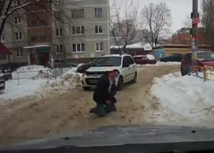 Неравный бой пьяницы с дорогой сняли на видео в Воронеже