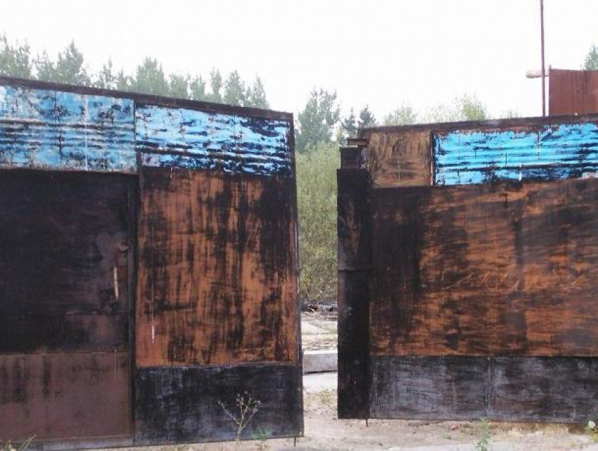 Ворота предприятия раздавили женщину-сторожа в Воронеже