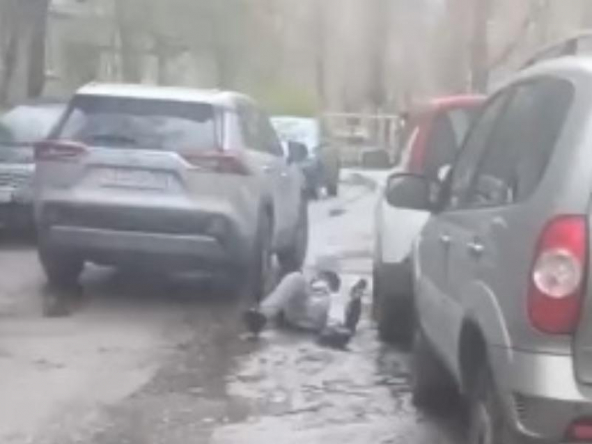 «Ребенок на капоте!»: шокирующие кадры дорожного конфликта попали на видео в Воронеже