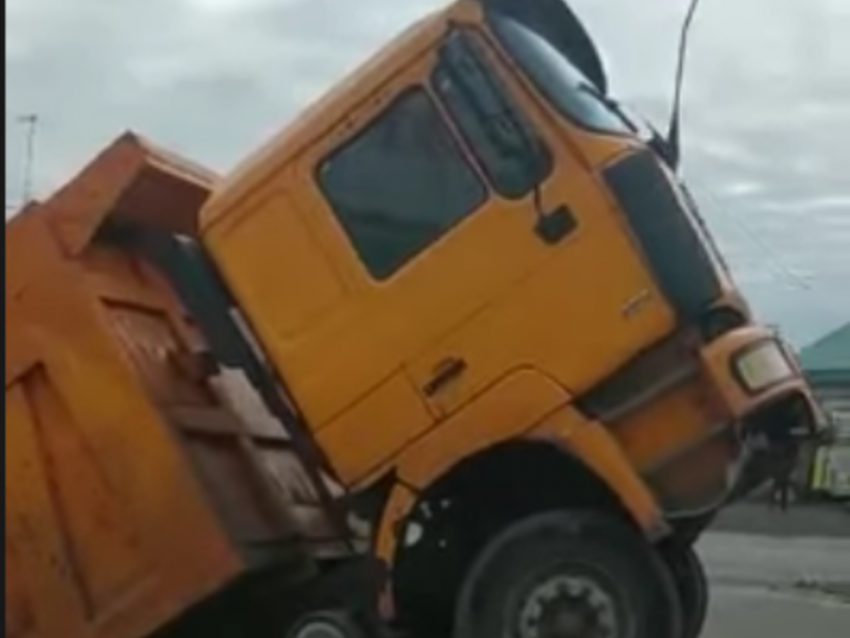 Провалившийся под землю грузовик попал на видео в Воронежской области