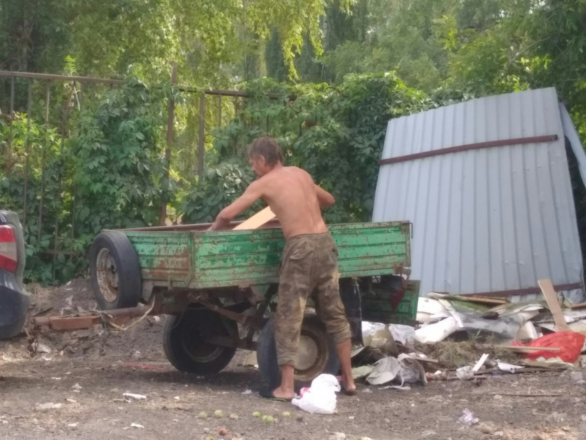 Воронежцы назвали животным мужчину, наваливающего мусор на набережной