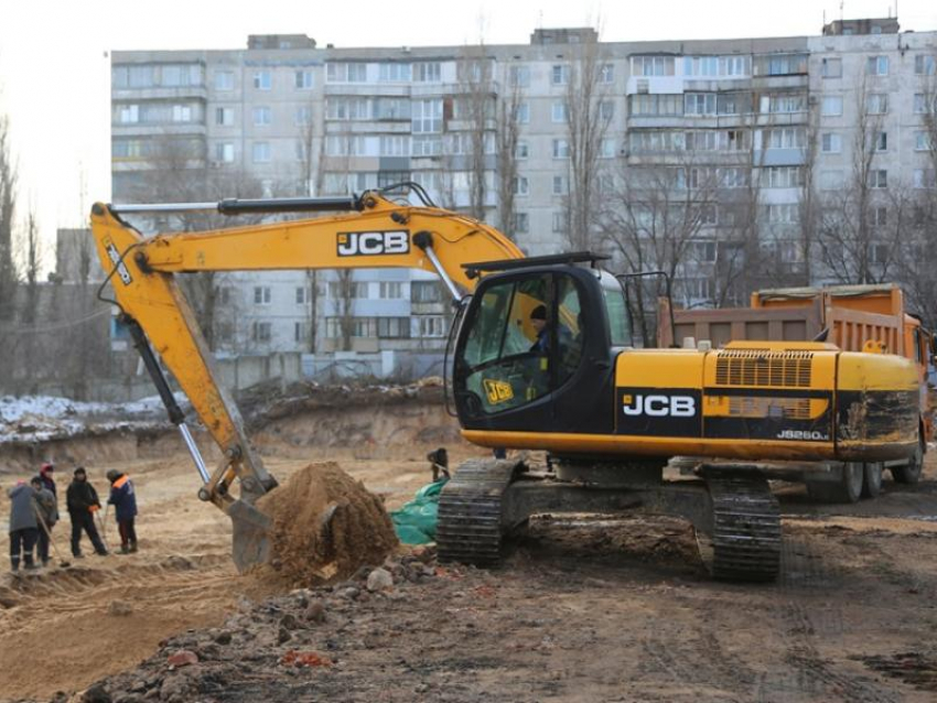 Опубликованы свежие кадры со стройки школы на улице Домостроителей в Воронеже