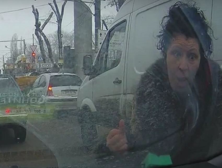 Видео: в Ленобласти две столкнувшиеся машины пронеслись в сантиметрах от женщины