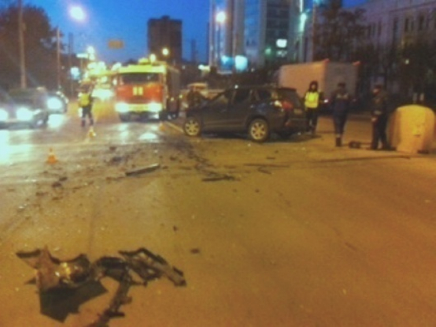 В Воронеже водитель иномарки врезался в микроавтобус и сбежал