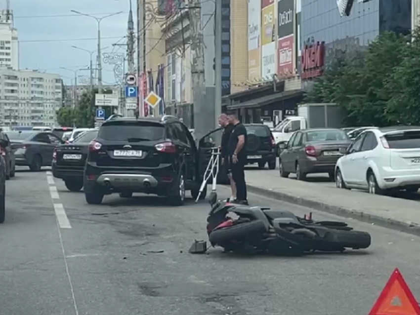 Двухколесную причину пробки в центре Воронежа показали на видео 