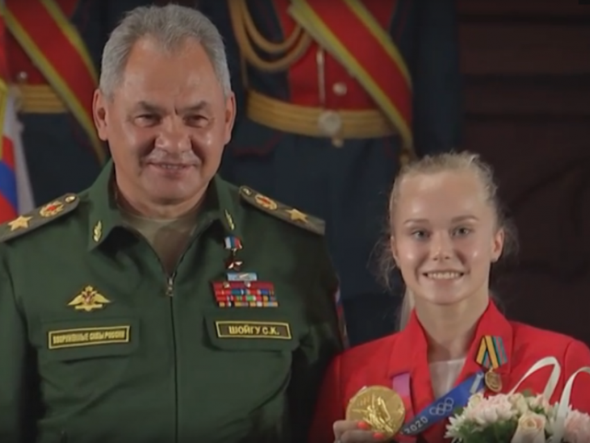 Сергей Шойгу наградил медалью воронежскую гимнастку Ангелину Мельникову