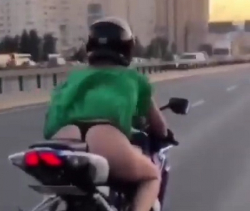 Проказник ветер задрал платье мотоциклистки на высокой скорости в Воронеже