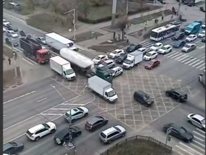 Стала известна причина мощного дорожного коллапса в понедельник в Воронеже