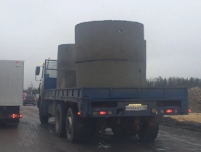 Смертельноопасную перевозку бетонных колец в Воронеже сняли на видео