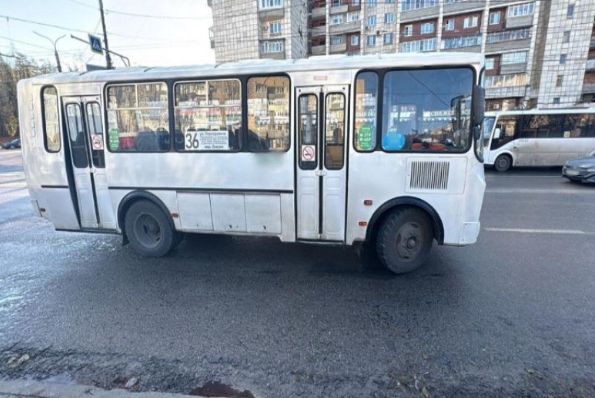 Автобус сбил женщину на светофоре в Воронеже