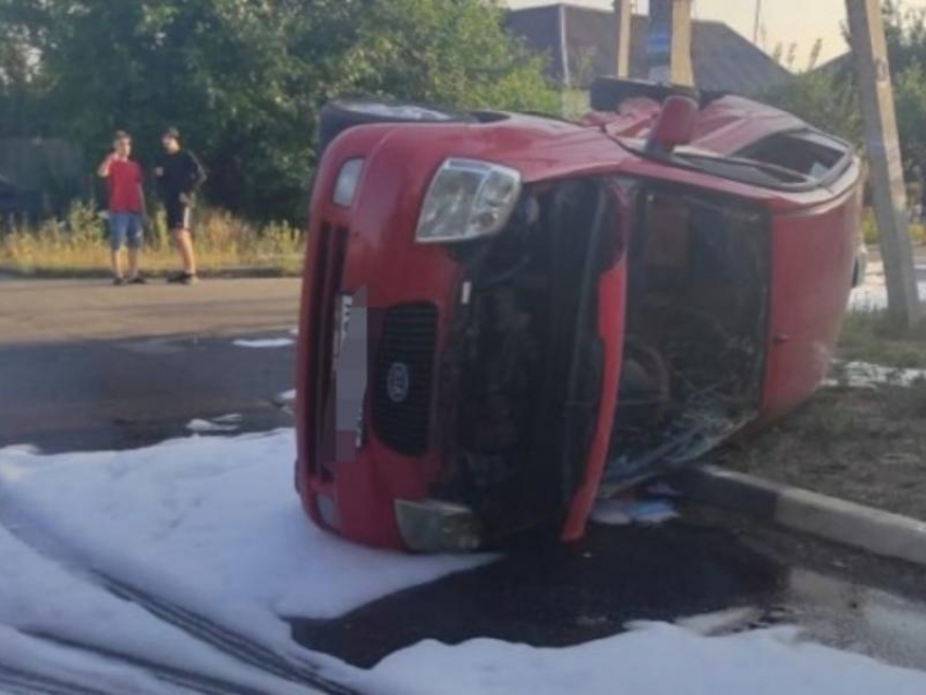 Kia Picanto опрокинулась после столкновения с Toyota Camry в Воронеже 