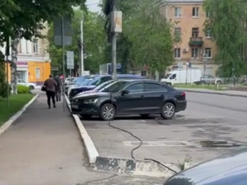 Провод рухнул на припаркованные автомобили в центре Воронежа