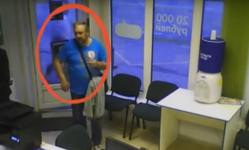 Воронежские полицейские опубликовали видео, на котором мужчина совершает разбойное нападение на салон быстрых займов