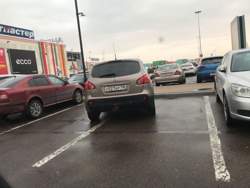 Придача воронеж парковка. Сити-парк град Воронеж стоянка. Парковка Сити парк град Воронеж. Мастер парковки фото. Парковка возле ТЦ.