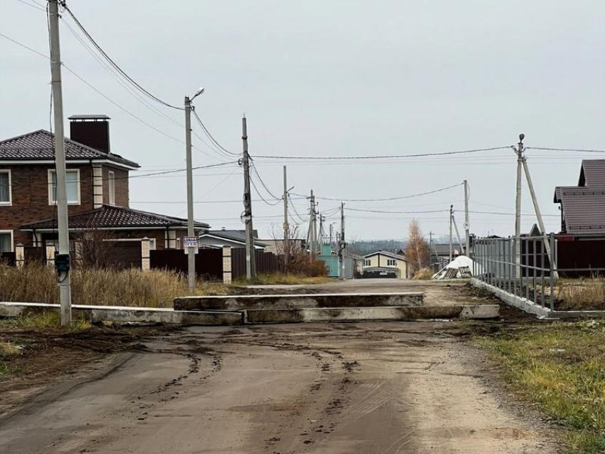 Внезапное препятствие появилось на дороге в коттеджном поселке под Воронежем 