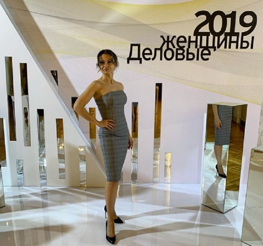 Бывшая высокопоставленная чиновница выделилась платьем на крупной премии 