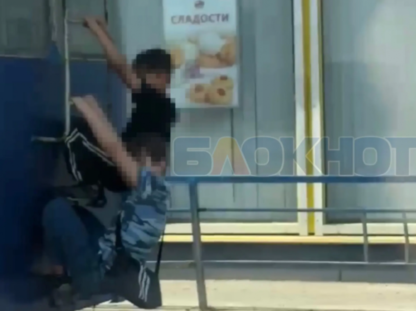 Воронежские школьники устроили смертельный трюк на троллейбусе и попали на видео 