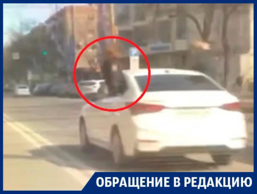 Девушки в полицейской форме покуражились на иномарке в Воронеже